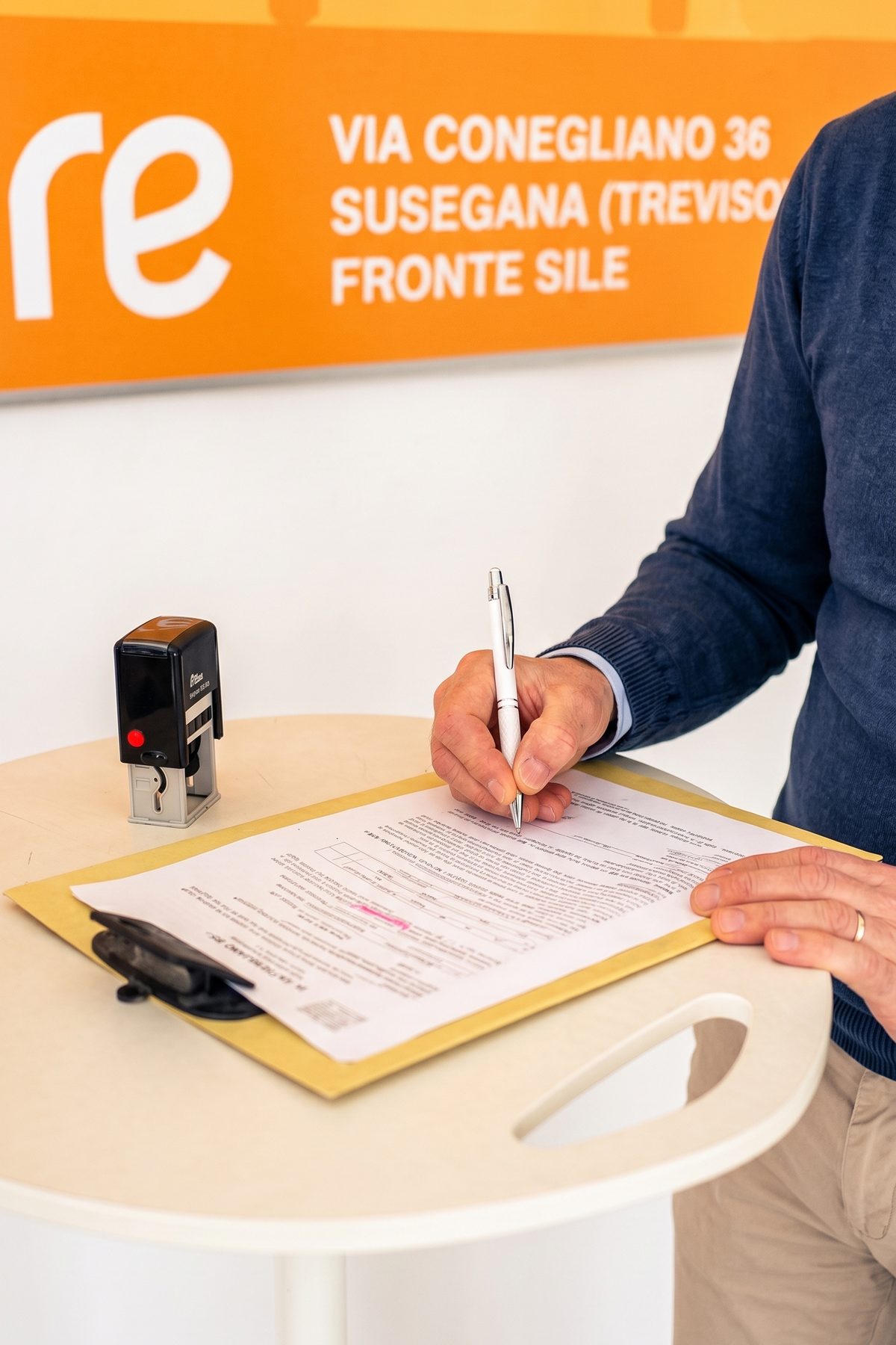 Firma del contratto self storage - Il Contenitore, un'azienda di famiglia a Susegana, Treviso