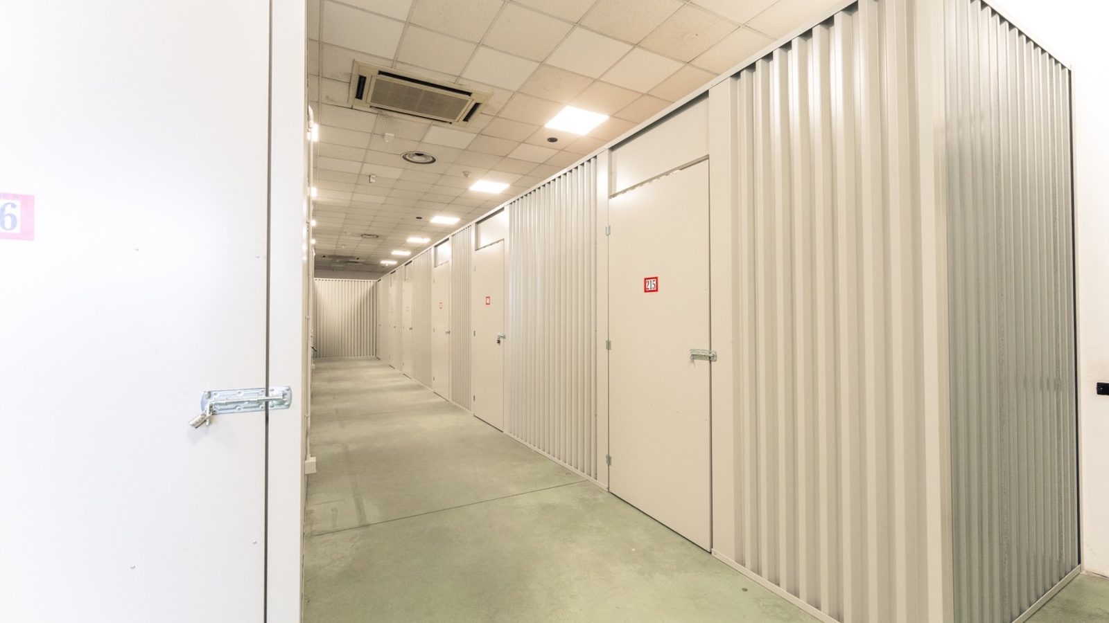 Corridoio del magazzino self storage Il Contenitore Susegana